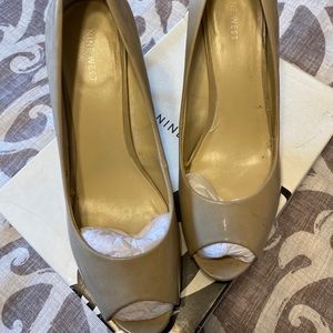 Women’s Peep Toe Pumps